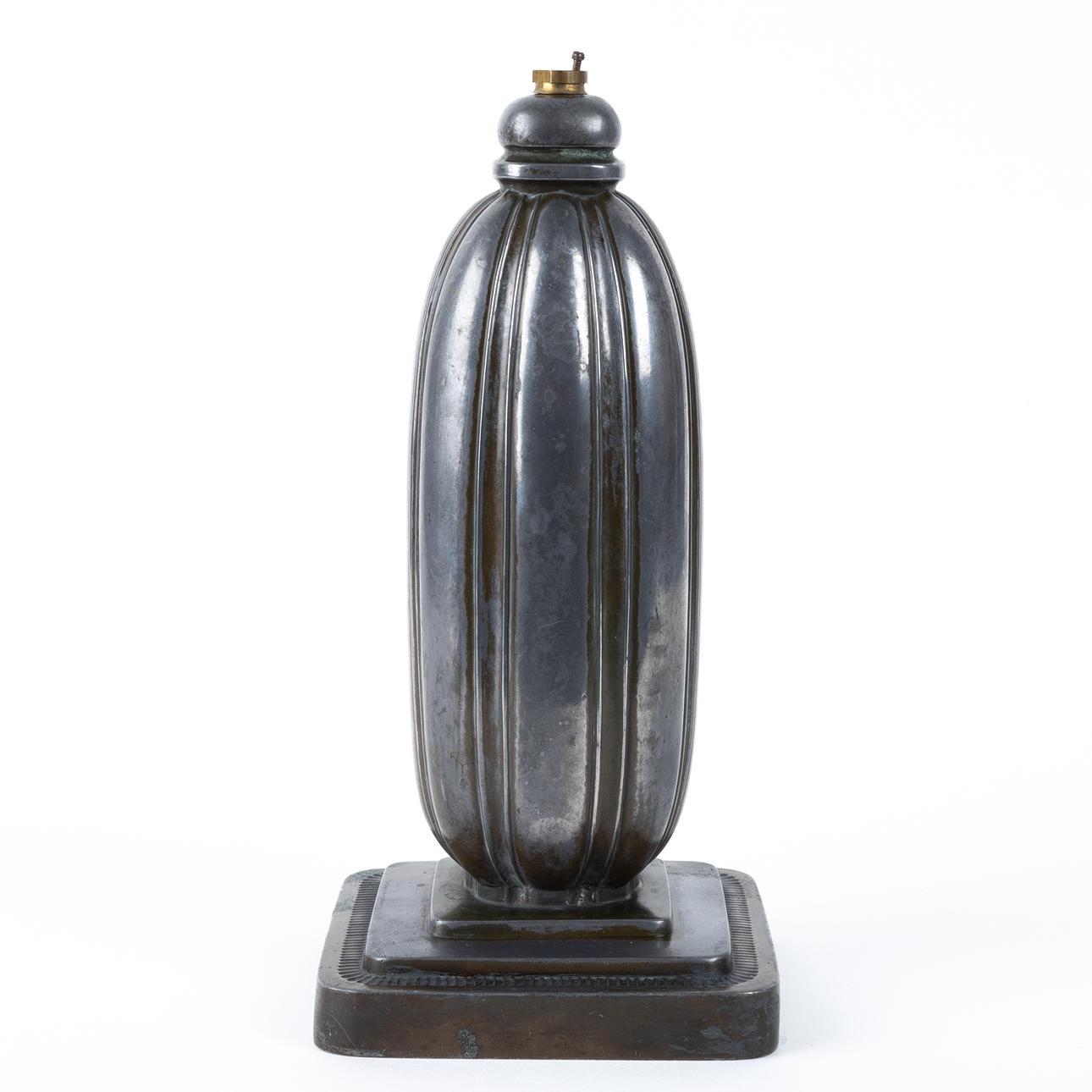 JUST ANDERSEN. Eine Tischlampe, Disko-Metall, erste Hälfte des 20. Jahrhunderts.