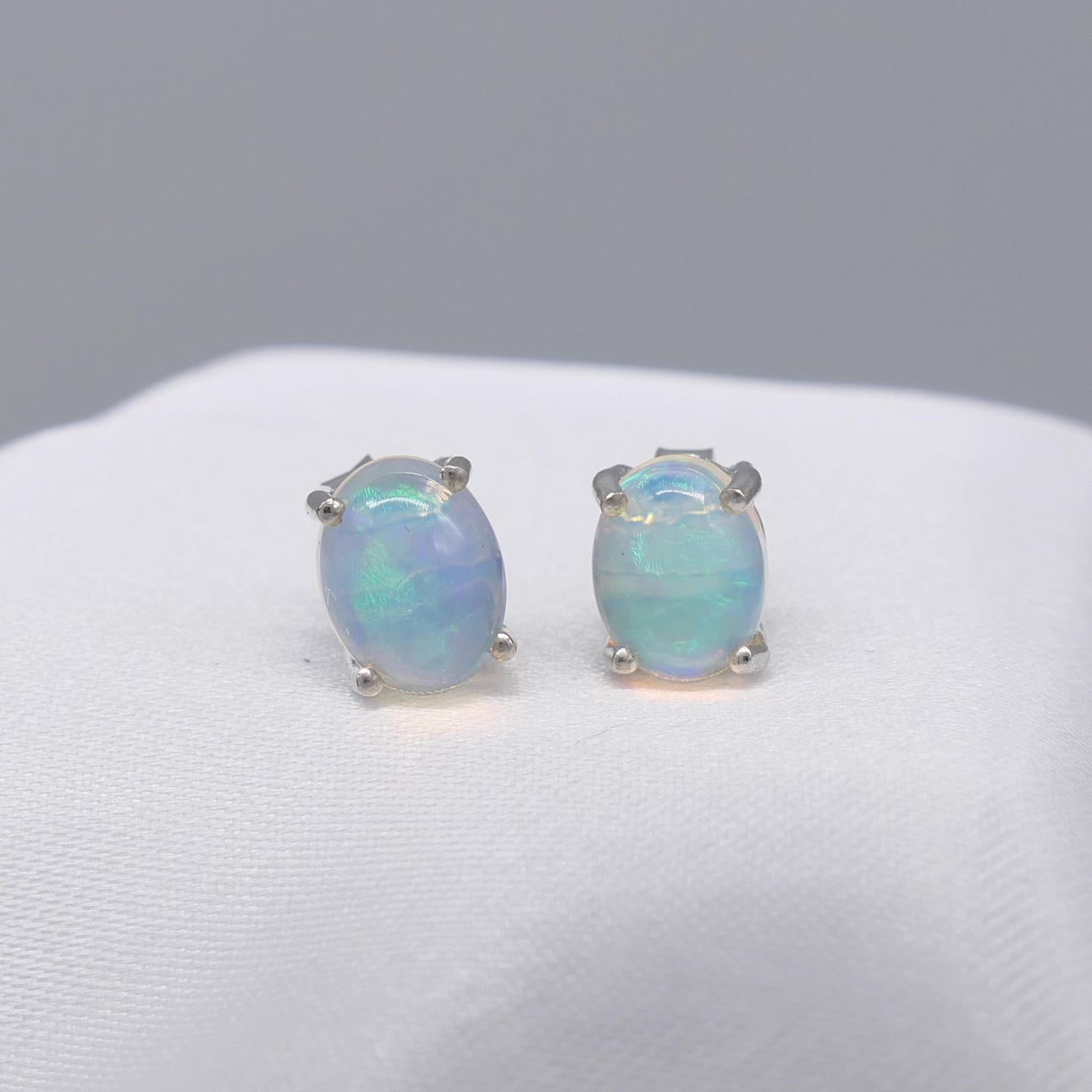 ETHIOPIAN OPAL stud örhängen.