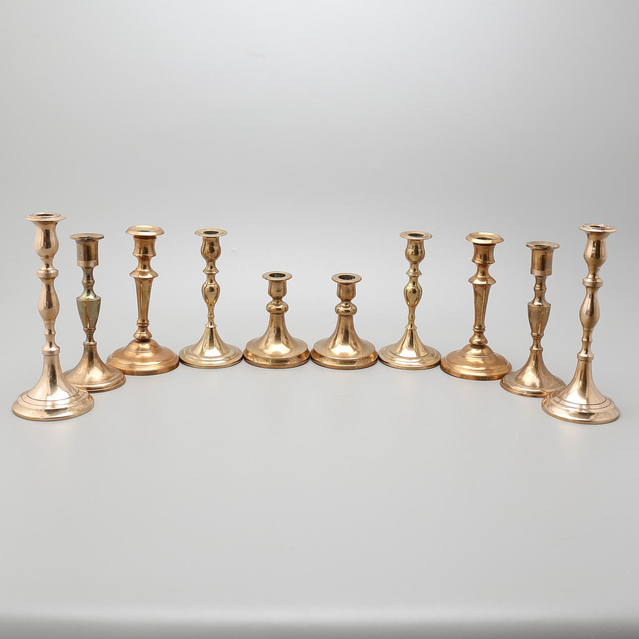 LJUSSTAKAR, 5 par, mässing, malm, 1900-tal.