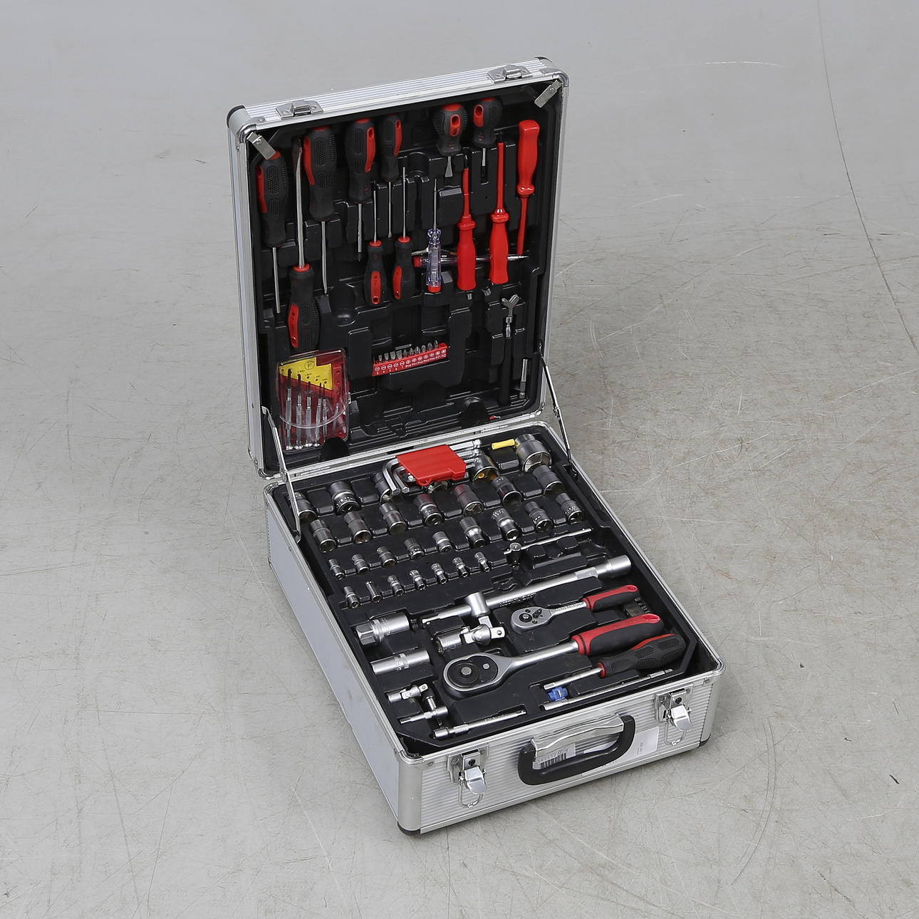 VERKTYG, diverse mejslar och nycklar.