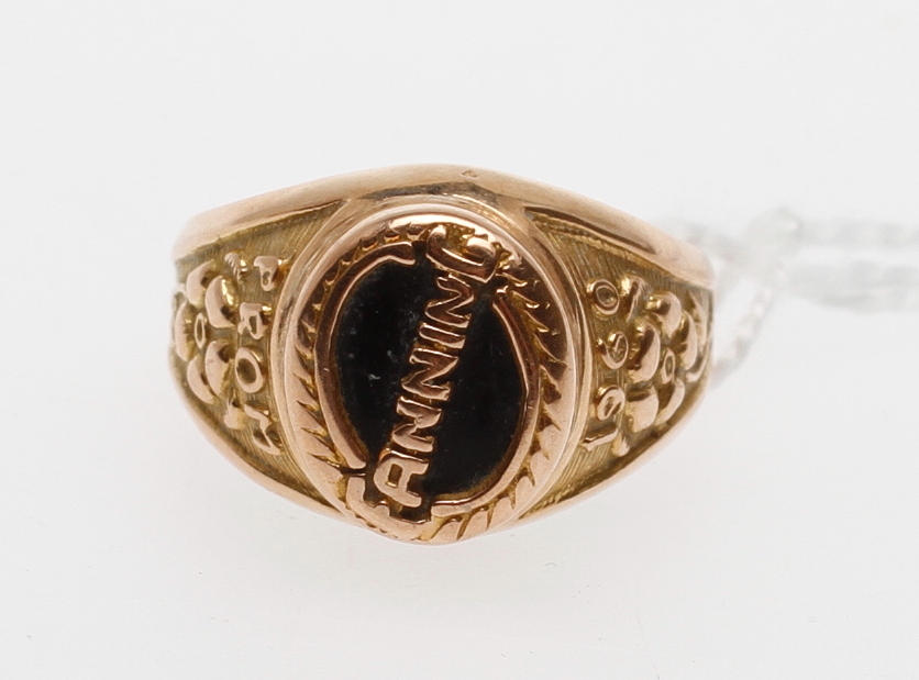 RING, 18k guld, vikt ca 5 gram.