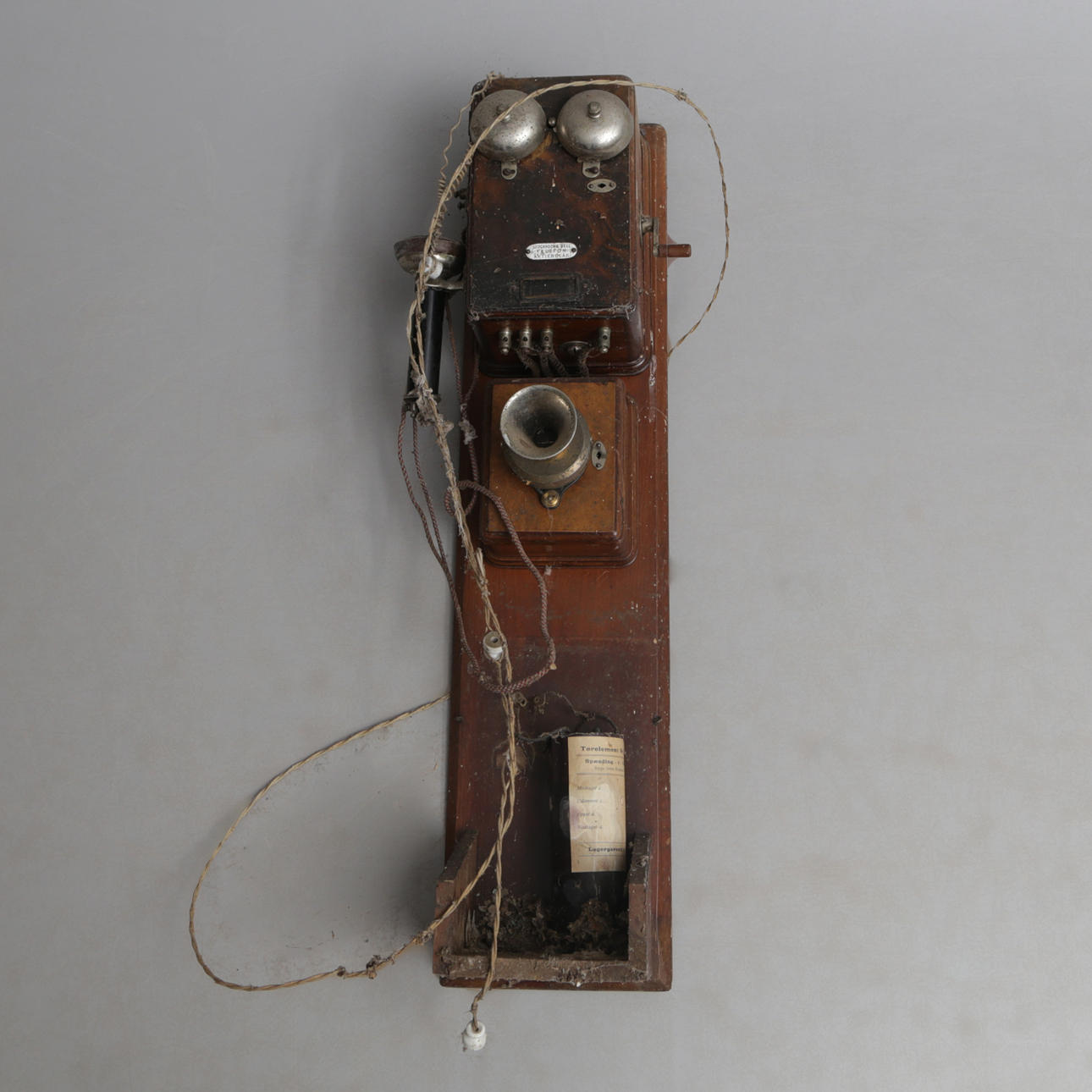 En antik vægtelefon.