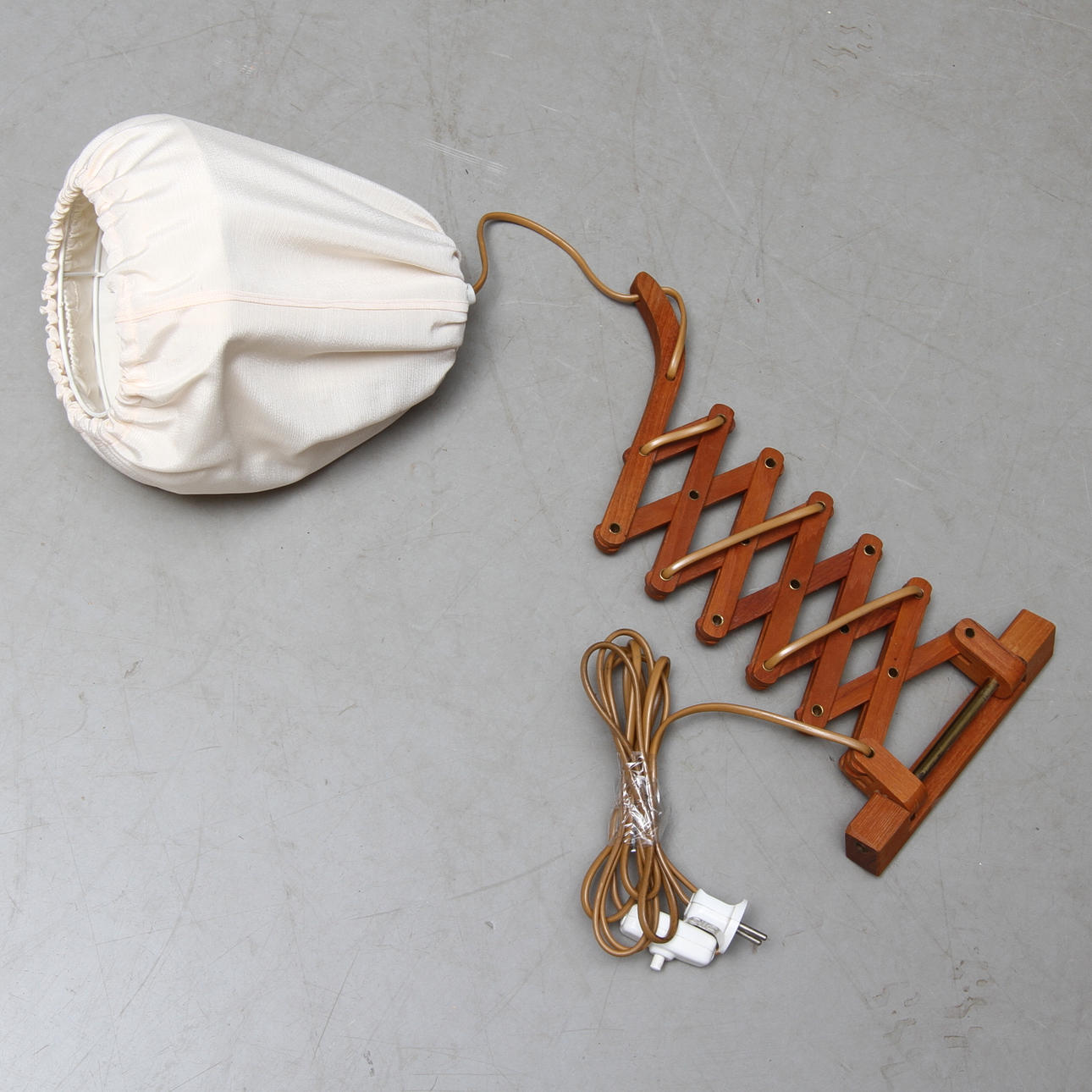 VÄGGLAMPA, teak, saxmodell, 1900-tal.