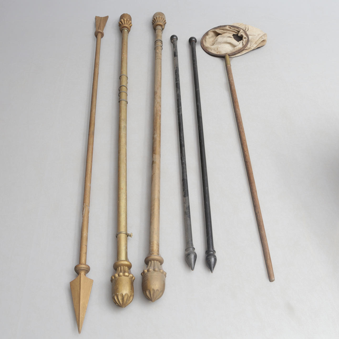 GARDINSTÄNGER och HÅV, trä.