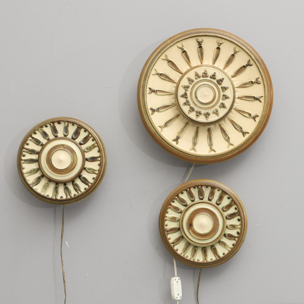 JETTE HELLERØE, 3 væglamper, Axella keramik. Danmark.