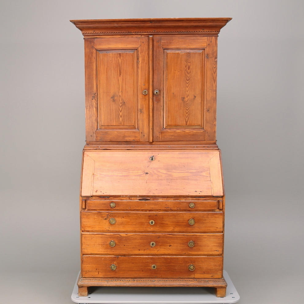 SNEDKLAFFSEKRETÄR MED ÖVERSKÅP, furu, 1700-/1800-tal.