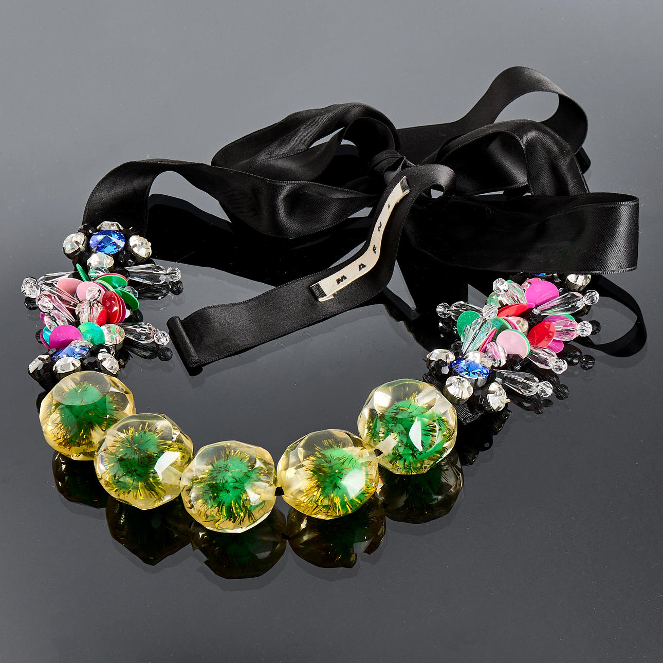 MARNI, un collar de bisutería.