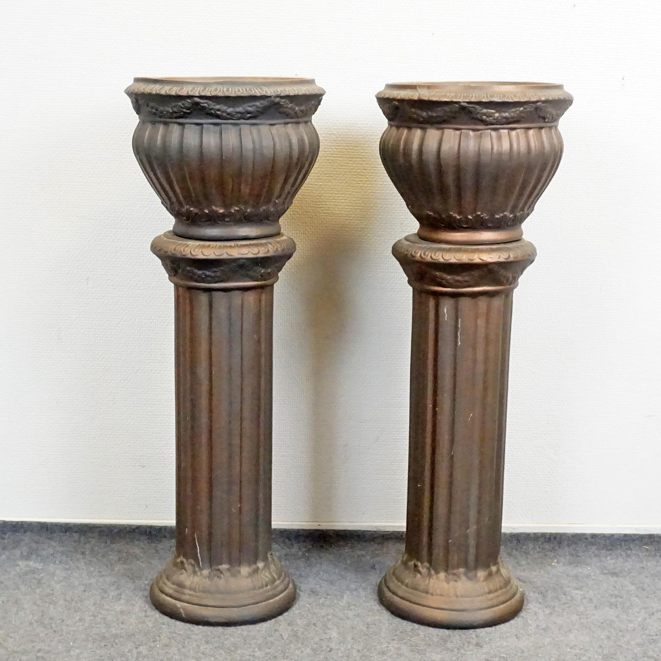 PEDESTALS WITH OUTER LINING, 2 pieces, earthenware.