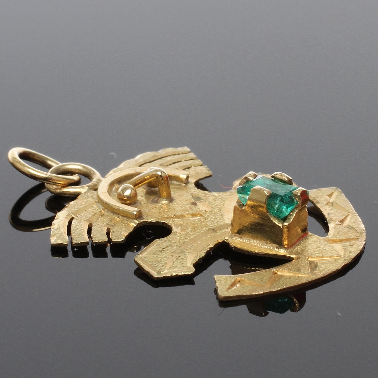 HÄNGE, 18k guld med grön sten, svensk importstämpel, 1900-talets andra hälft.