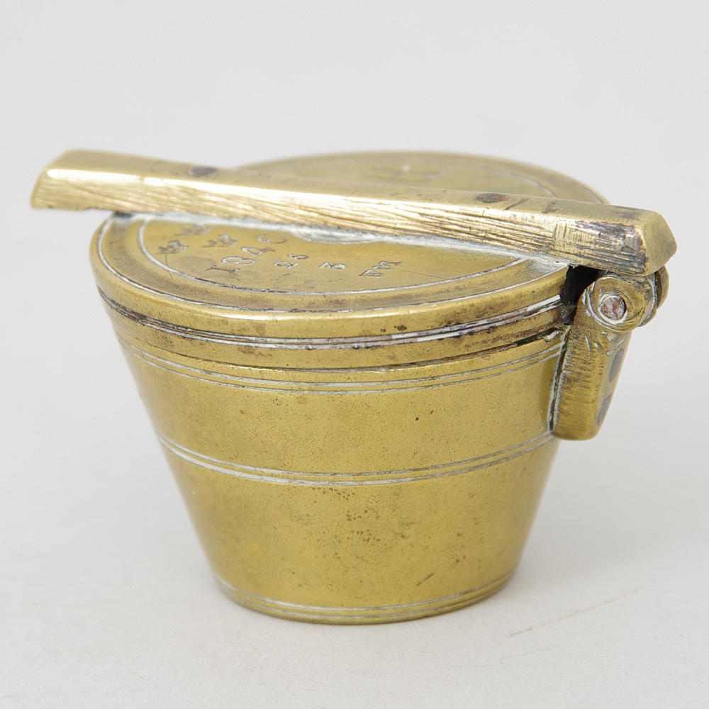 VIKTSATS, mässing, krönt 1846.