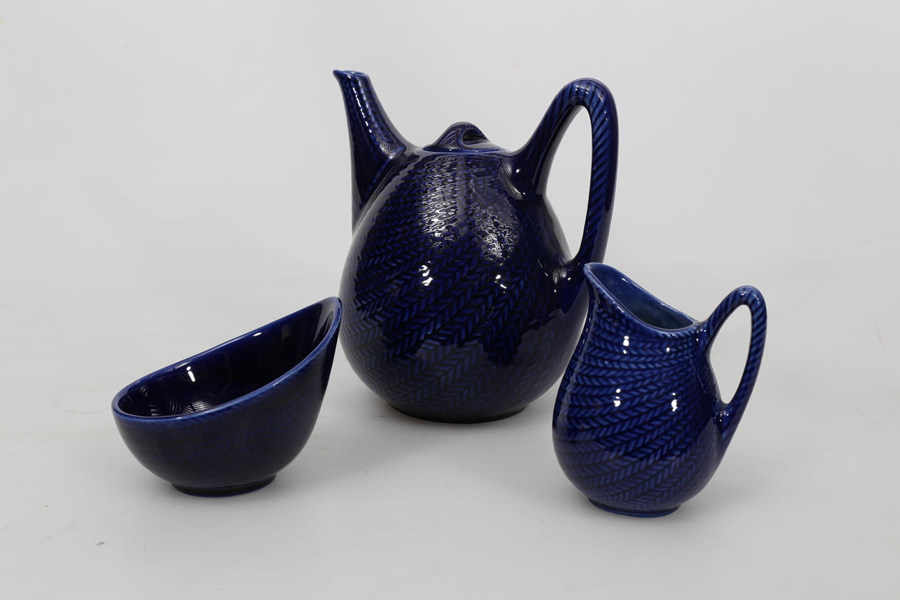 KAFFE/TEKANNA OCH SOCKERSET, porslin, 3 delar, "Blå Eld", Rörstrand.