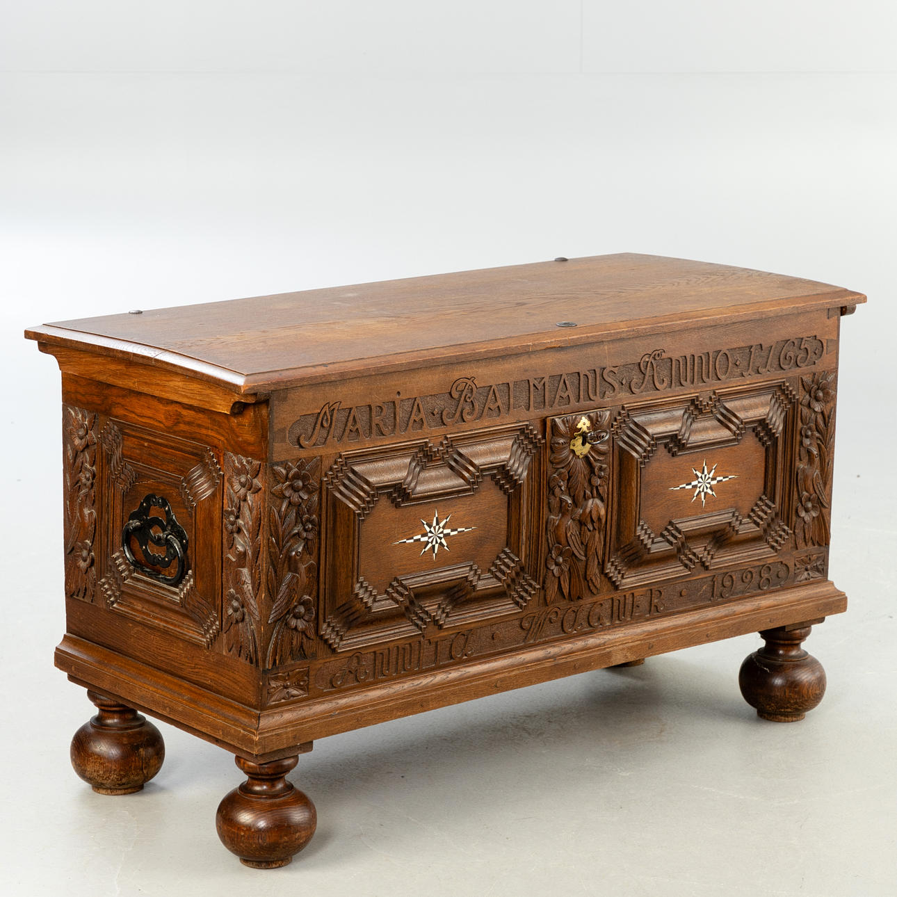 Flachdeckeltruhe von 1765.