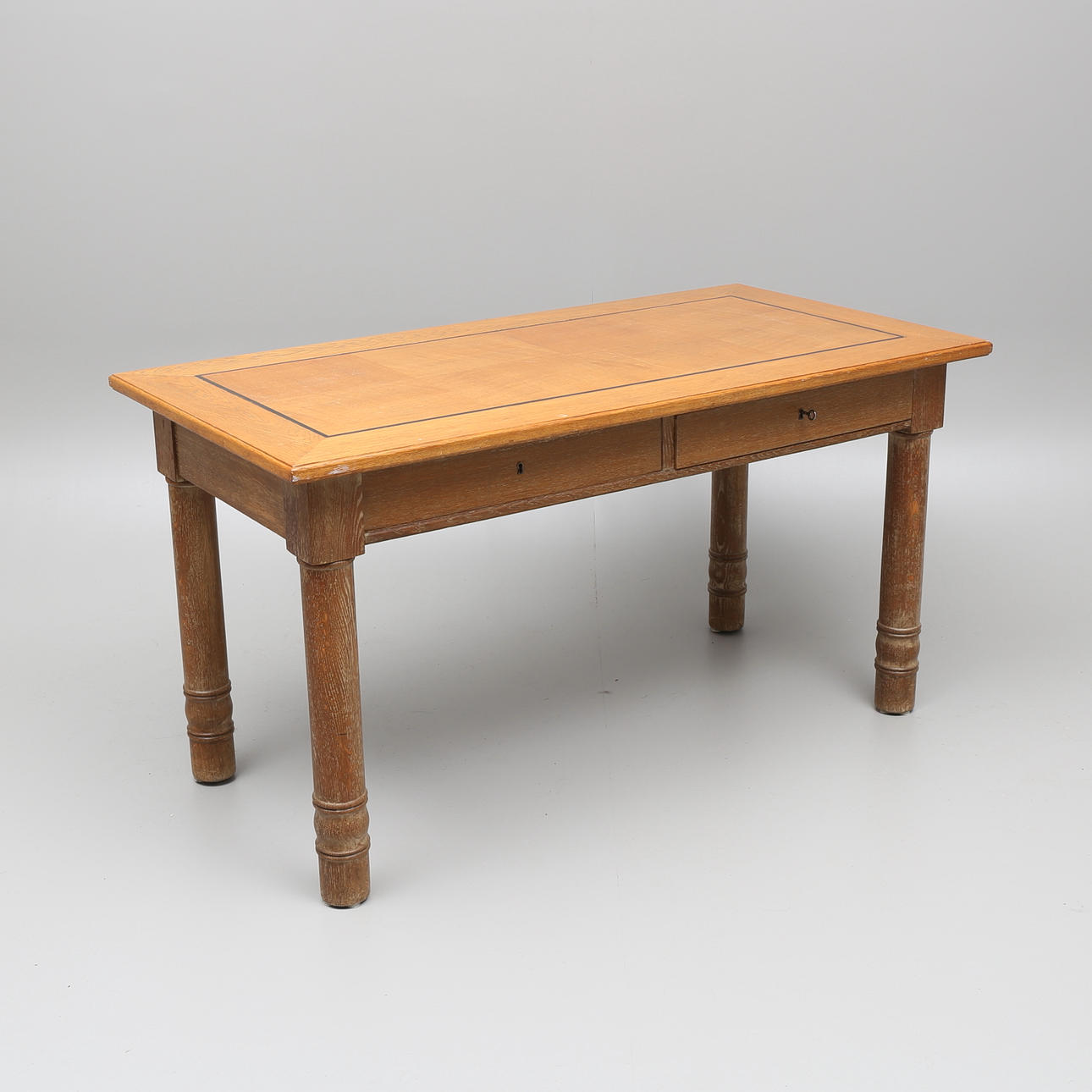 SKRIVBORD med 2 lådor, enligt uppgift proveniens Teleborgs slott, 1900-talets första hälft.