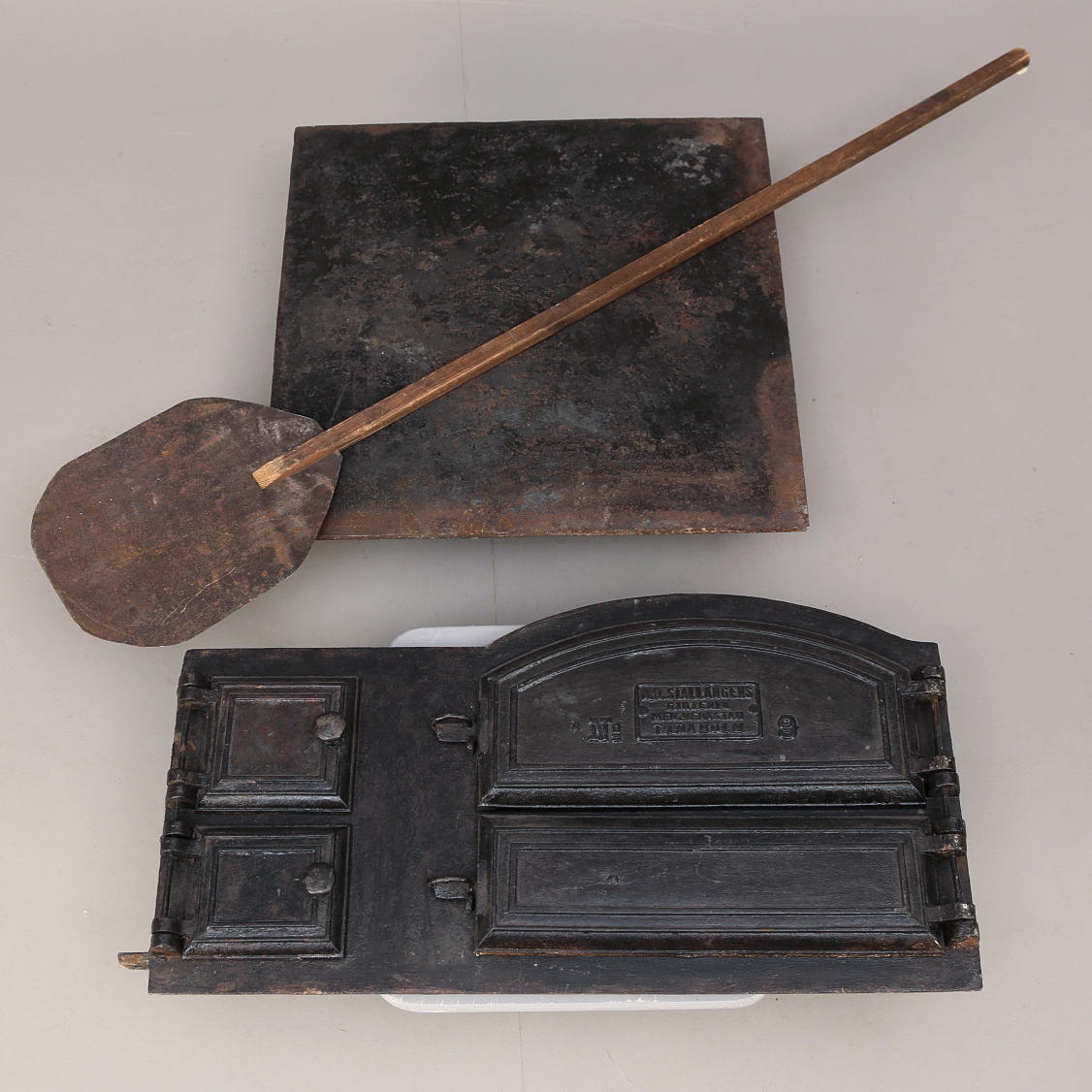 UNGSLUCKA, Stallängens Gjuteri, GJUTJÄRNSPLATTA, BAKSPADE.