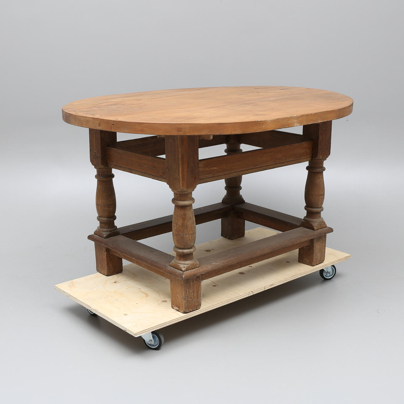 BORD, med oval skiva, barockstil.