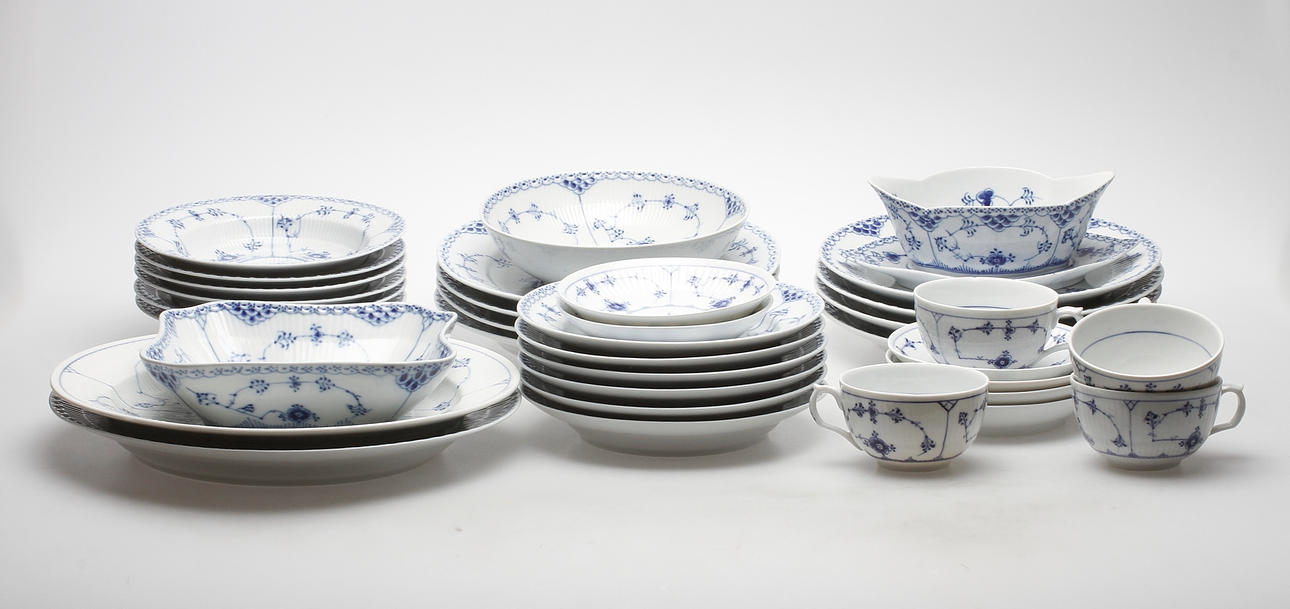 SERVISDELAR, 31 delar. porslin, blandsortering, "Räffla" samt "Halvblond", "Musselmalet". Royal Copenhagen.