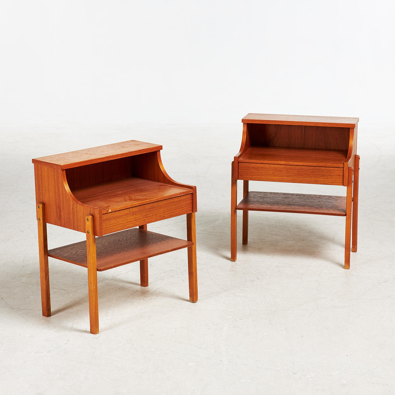 SÄNGBORD. 1 par, 1900-talets andra hälft, teak.