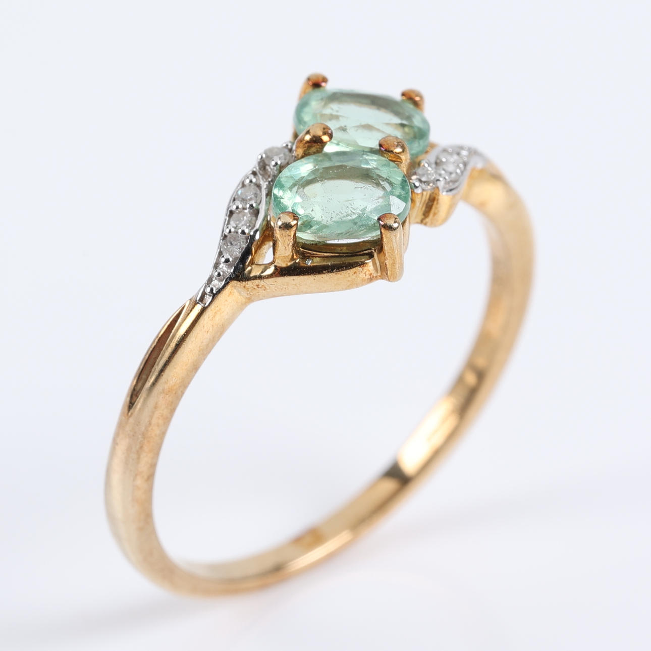 RING, 9K gold, Emeralds, Diamonds.
