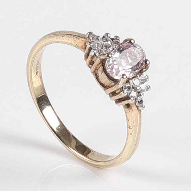 RING, 9 K Gold, Morganit.