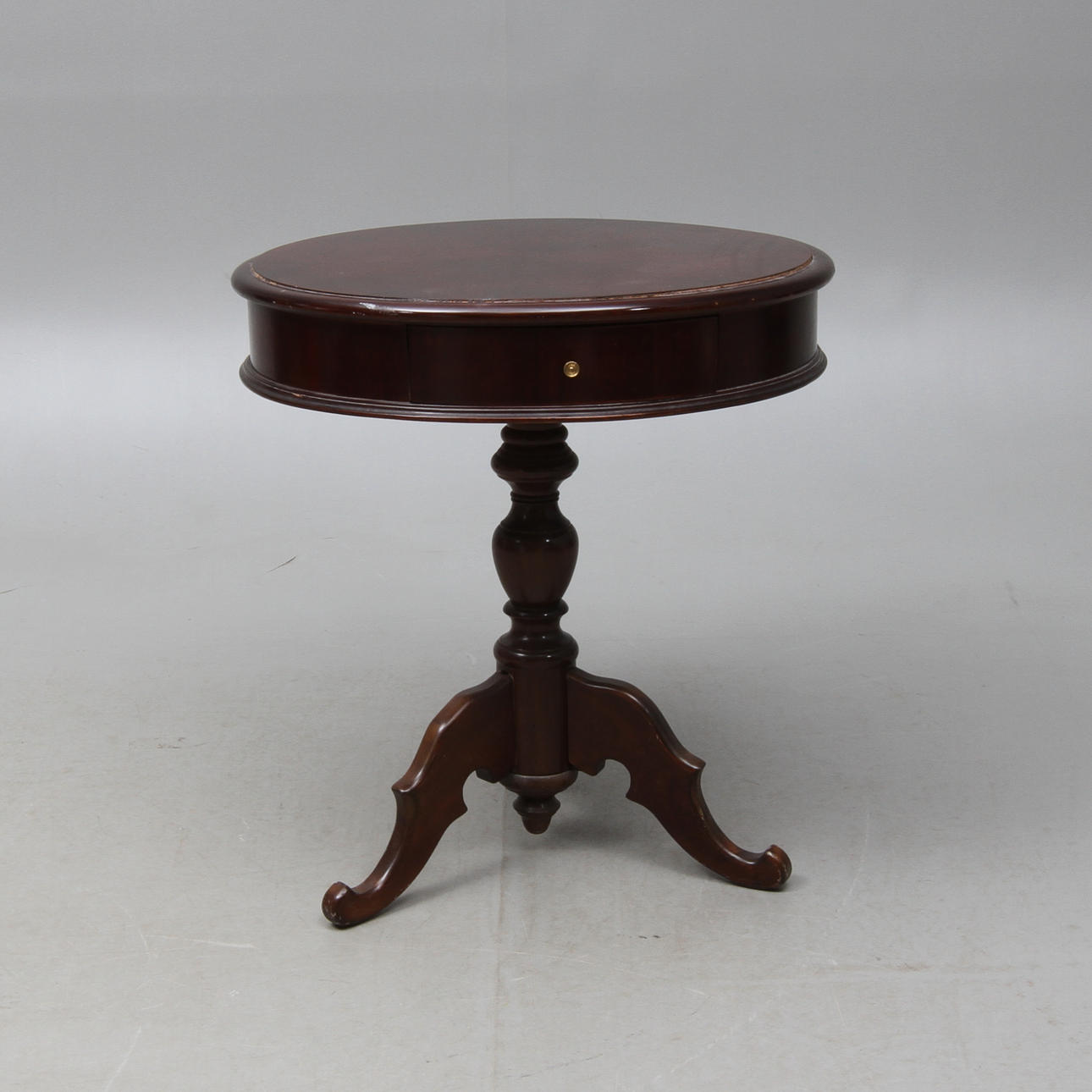 BORD, på pelarfot, 1900-talets andra hälft.