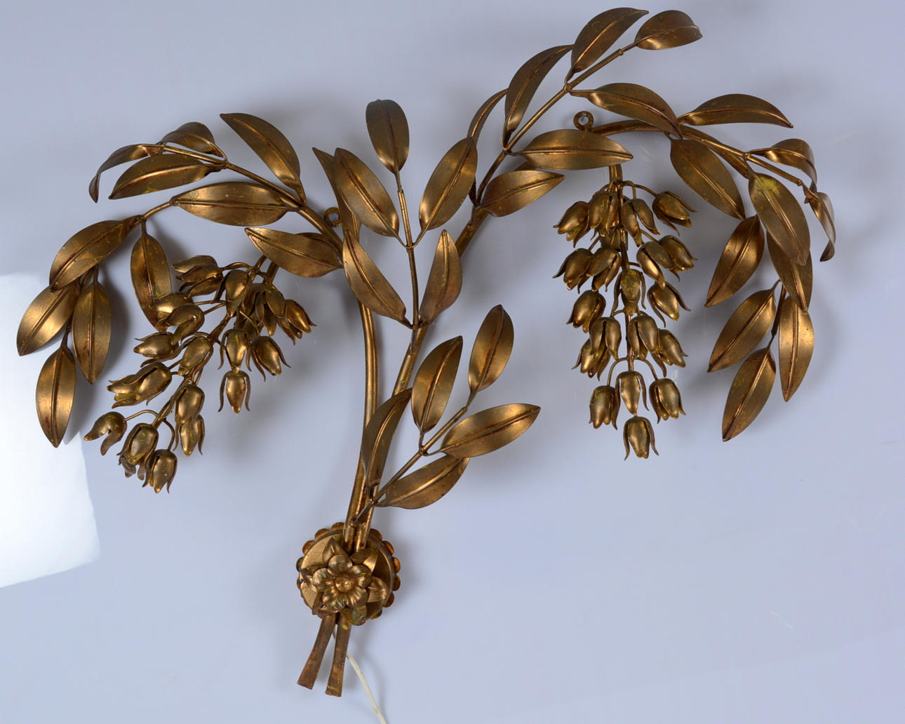 VÄGGDEKORATION MED BELYSNING, bemålat gjutjärn.