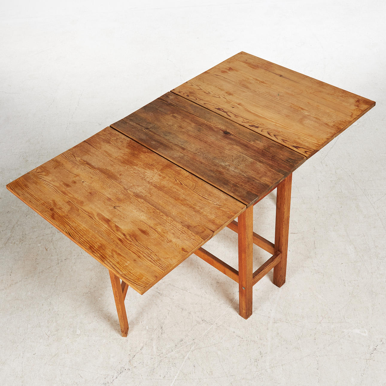 SLAGBORD, 1900-tal, furu, kopplade ben. Möbler - Bord - Auctionet