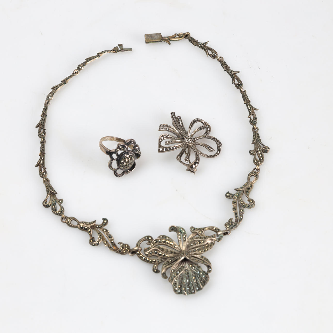 MARKASIT SCHMUCK, aus Silber. 3 dlr.