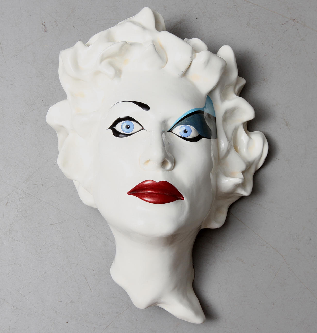 OIDENTIFIERAD KONSTNÄR. väggrelief, konstmassa, signerad, daterat 80 samt numrerat 5/35.