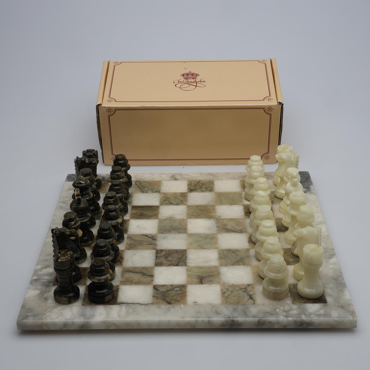 Schachspiele und Murmelsteine.