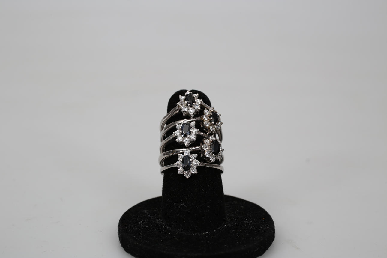 RINGAR, carmosé, silver, safirer och diamantslipade stenar, 5 stycken.
