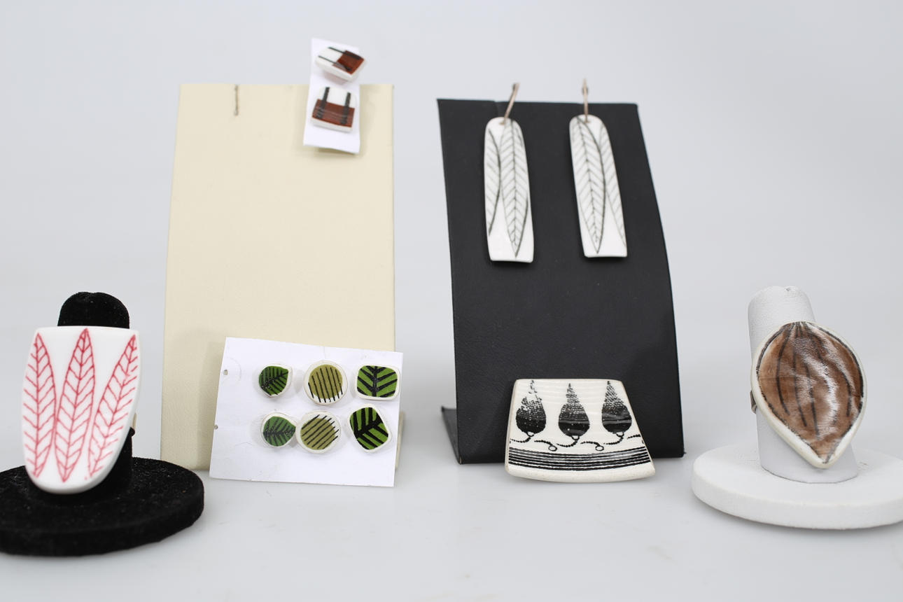 SMYCKEN, porslin, 8 stycken, bland annat Upsala-Ekeby, 1900-2000-tal.