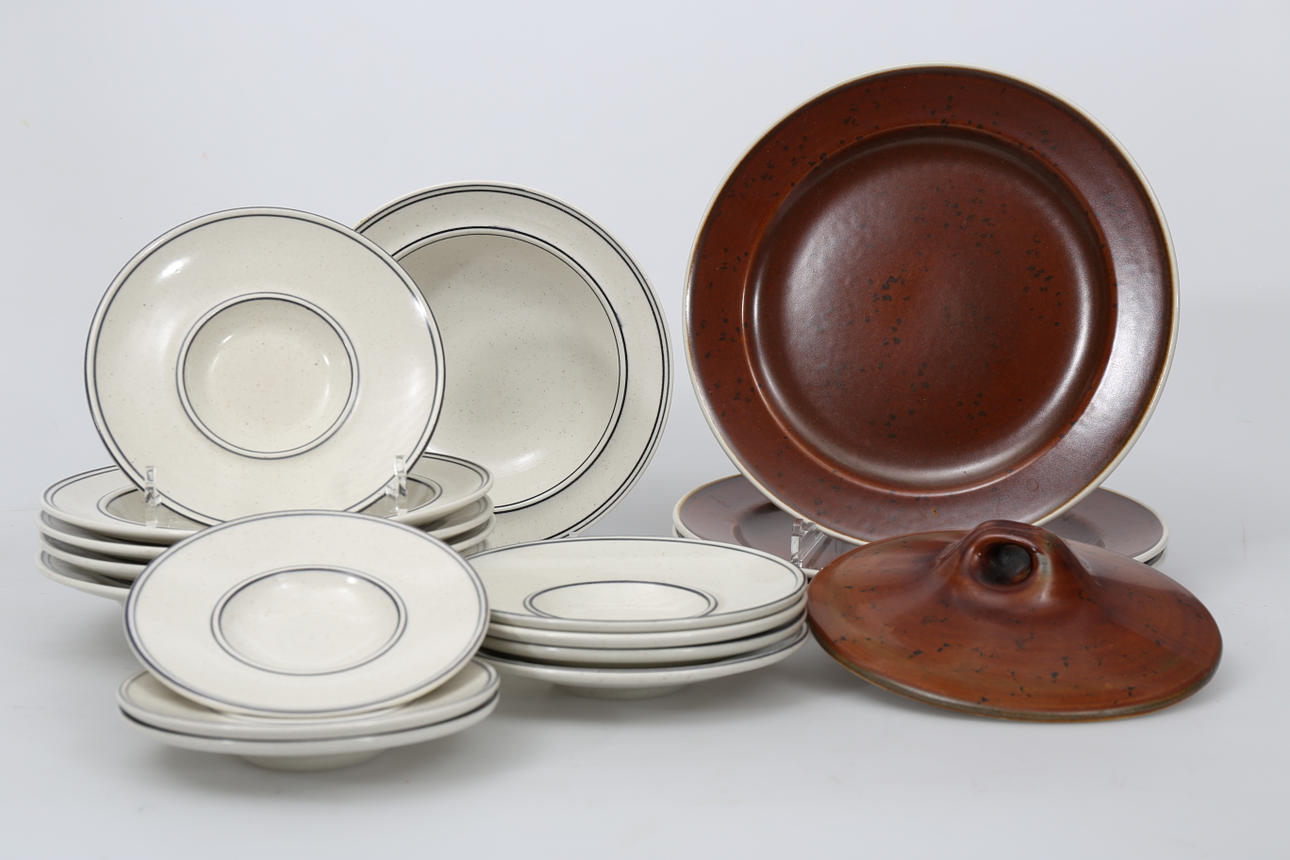 SERVISDELAR, porslin, 17 stycken, Stig Lindberg, "Le Coq" och "Birka", Gustavsberg.