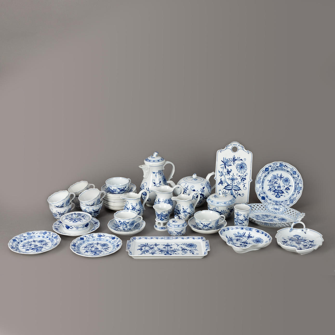 MEISSEN. Coffee/tea set, onion pattern, 20. century (36).