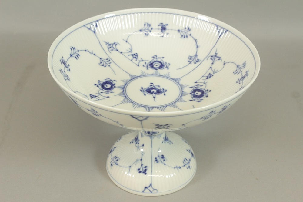 KUNGLIGA KÖPENHAMN PORSLIN MITTPUNKTEN. Räfflad.