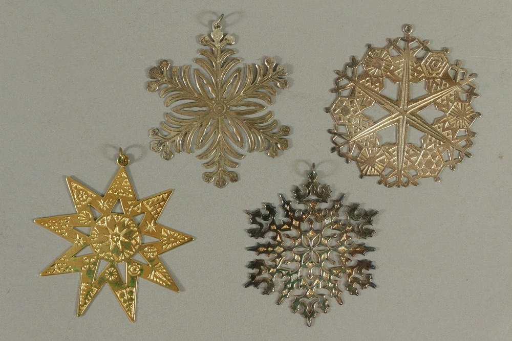 2 STYCKEN JULGRANSDEKORATIONER & 2 SILVERPLÄTERADE DELAR.