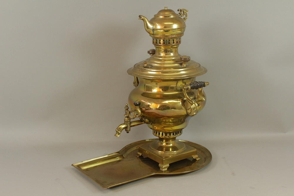 MÄSSING SAMOVAR. Ryssland, jag antar.