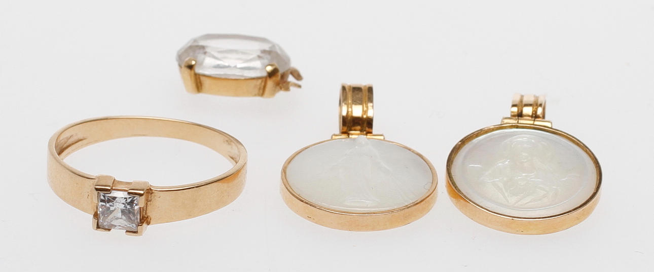 HÄNGEN samt RING, 4 delar, 18k guld, vikt tot ca 8,3 gram.