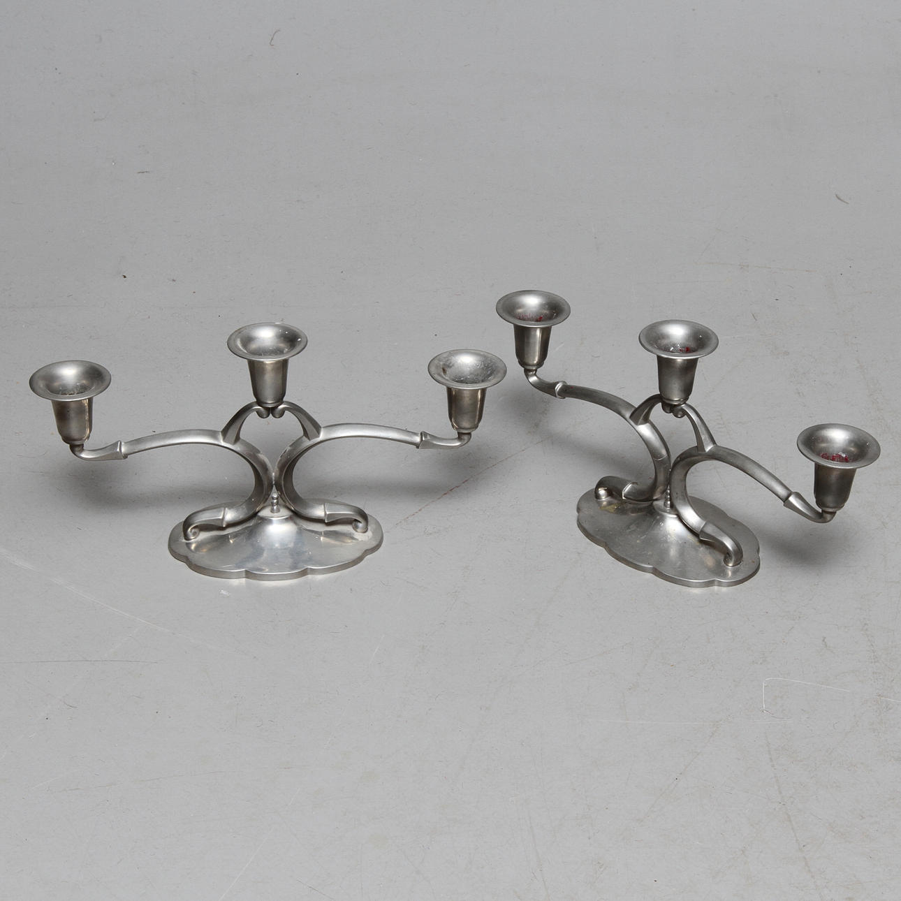 KANDELABRAR 1 par, tenn, J L Hultman, Norrahammars Bruk, 1900-talets första hälft.