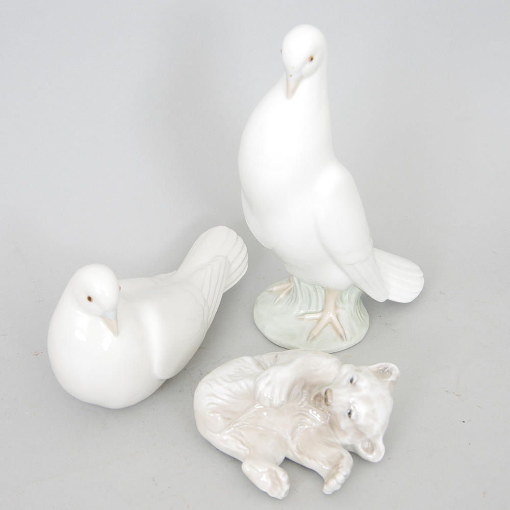 FIGURINER, 3 stycken, porslin, 2 Nau samt en björn Royal Copenhagen.