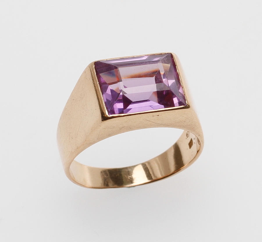 KLACKRING, 18k guld med lila sten, vikt tot ca 7,8 gram.
