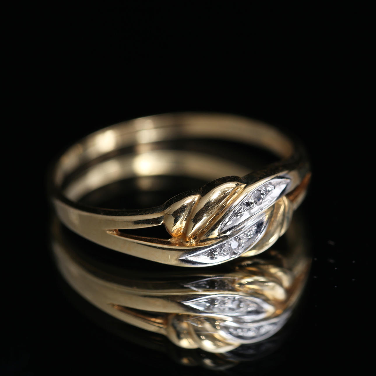 RING, 18 Karat Gold mit 2 Steinen, 2,23 Gramm.