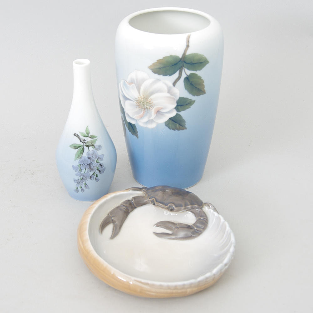 KRABBFAT SAMT 2 VASER, 2 Royal Copenhagen samt lilla vaser Bing & Gröndal.