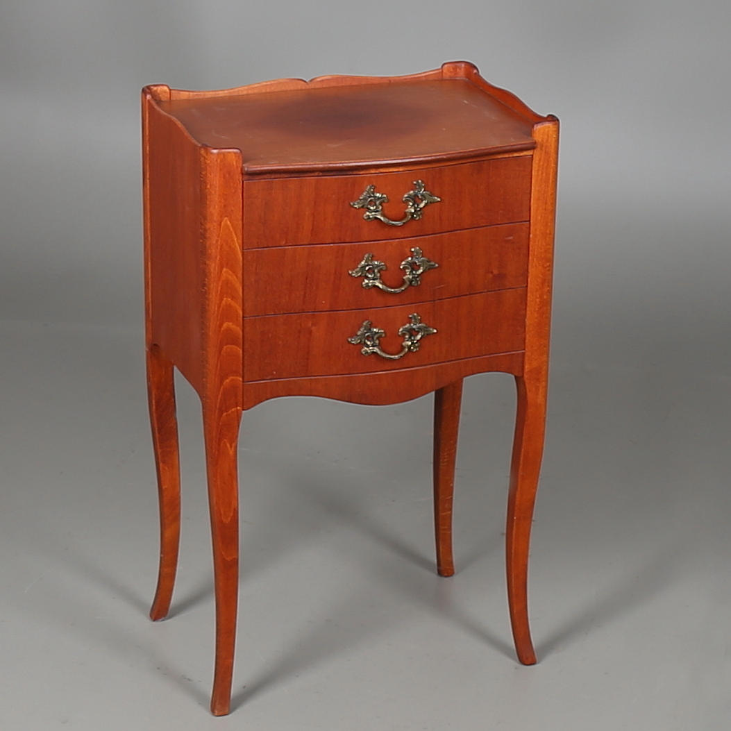 LITEN BYRÅ, lövträ, 1900-talets andra hälft.