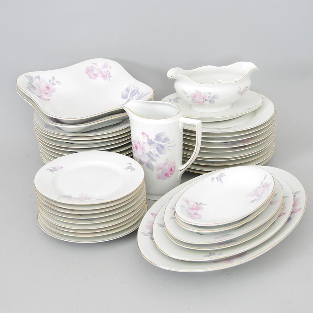 MATSERVIS, Tjeckoslovakien, blomdekor med förgylld kant.