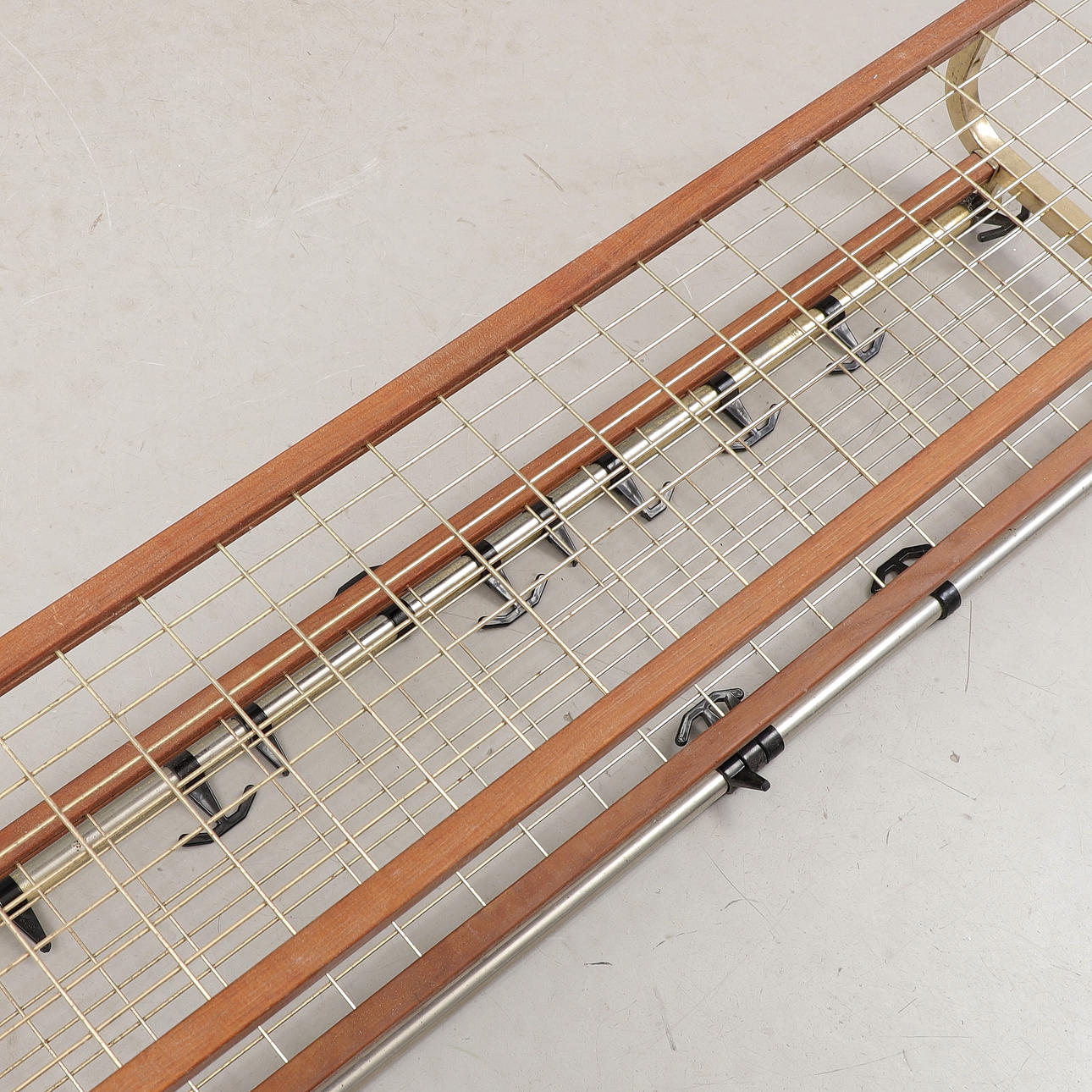 HATTHYLLA, trä/metall, 1960-tal. Möbler - Skåp & Hyllor - Auctionet