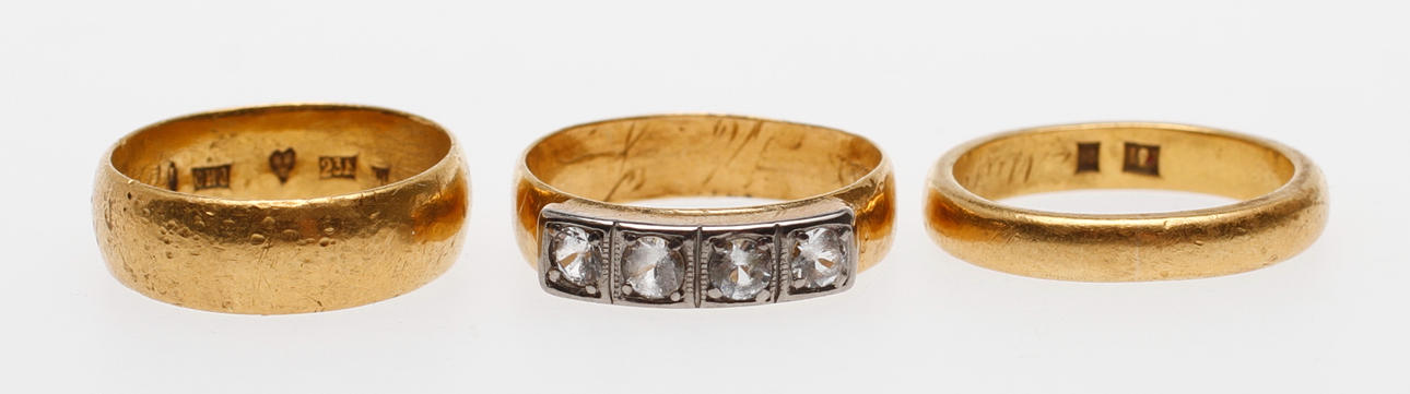 RINGAR, 3st, 23k guld, vikt ca 14,7 gram.