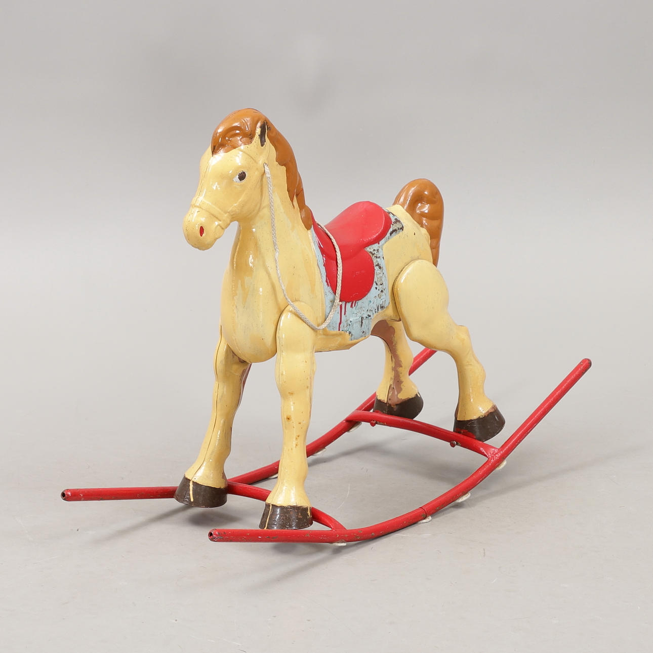 Ein Schaukelpferd, England, erste Hälfte des 20. Jahrhunderts.
