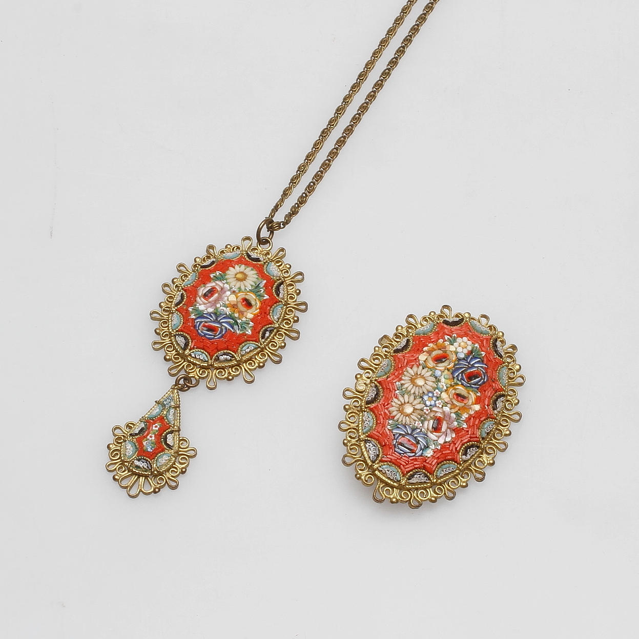 HALSSMYCKE OCH BROSCH, mikromosaik, omkring 1900-talets mitt.