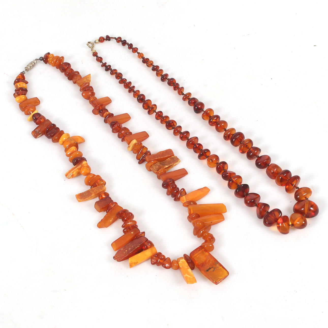 HALSKETTE, 2 Stück, Bernstein. 20. Jahrhundert.