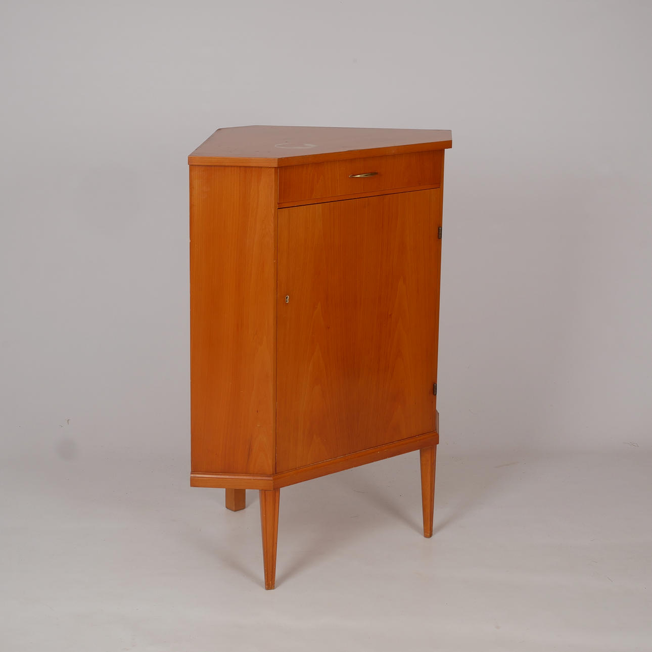 HÖRNSKÅP, låg, 1900-tal.